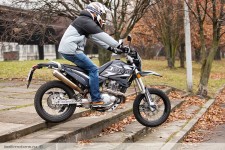 BM_Motard250-02.jpg